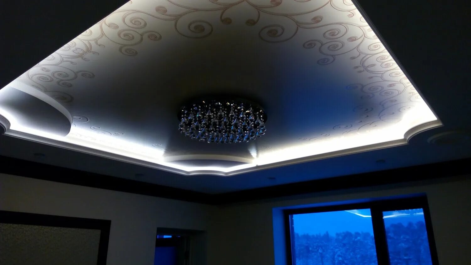 Натяжной потолок светодиоды. Потолок с подсветкой. Двухуровневый потолок с подсветкой. Светодиодная подсветка потолка. Натяжной потолок со светодиодной подсветкой.