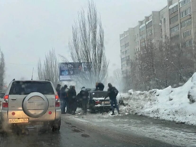 Въехал в сугроб. Машина въехала в сугроб. Заехала в сугроб. Въехала в сугроб у дома. Въехал в сугроб ночью.