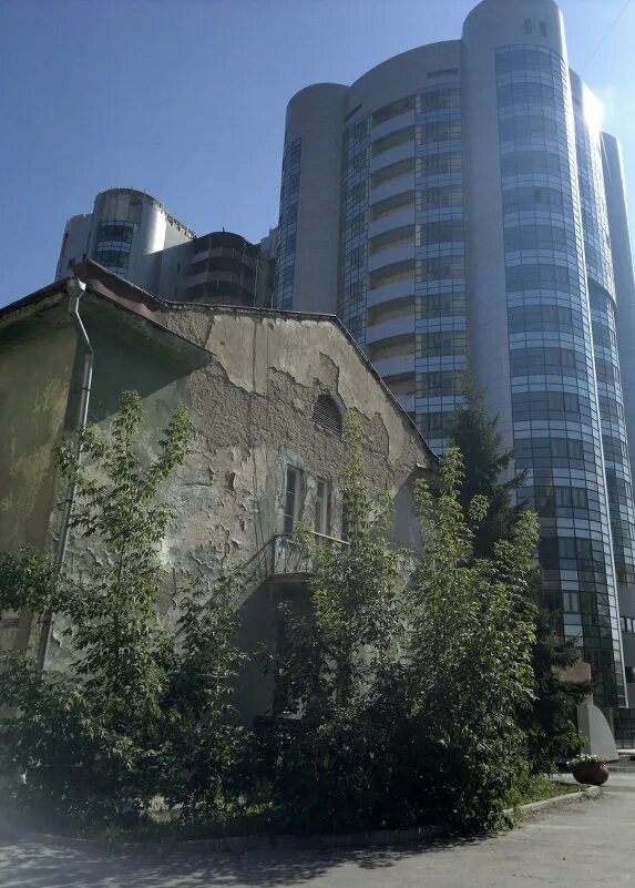 Бассейн армада краснообск. Городские контрасты. Красногорск московская. Рич арт новосибирск салон. Контраст новосибирск.