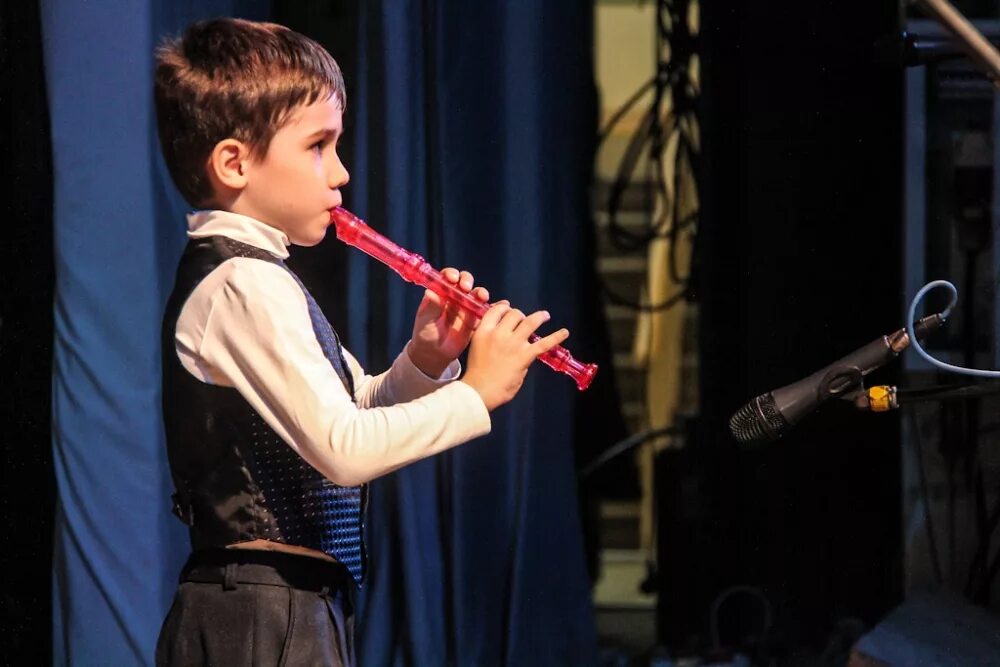 Играющий на флейте. Сергей Балашов флейтист. Дети флейтисты. Флейта для детей. Блокфлейта дети.