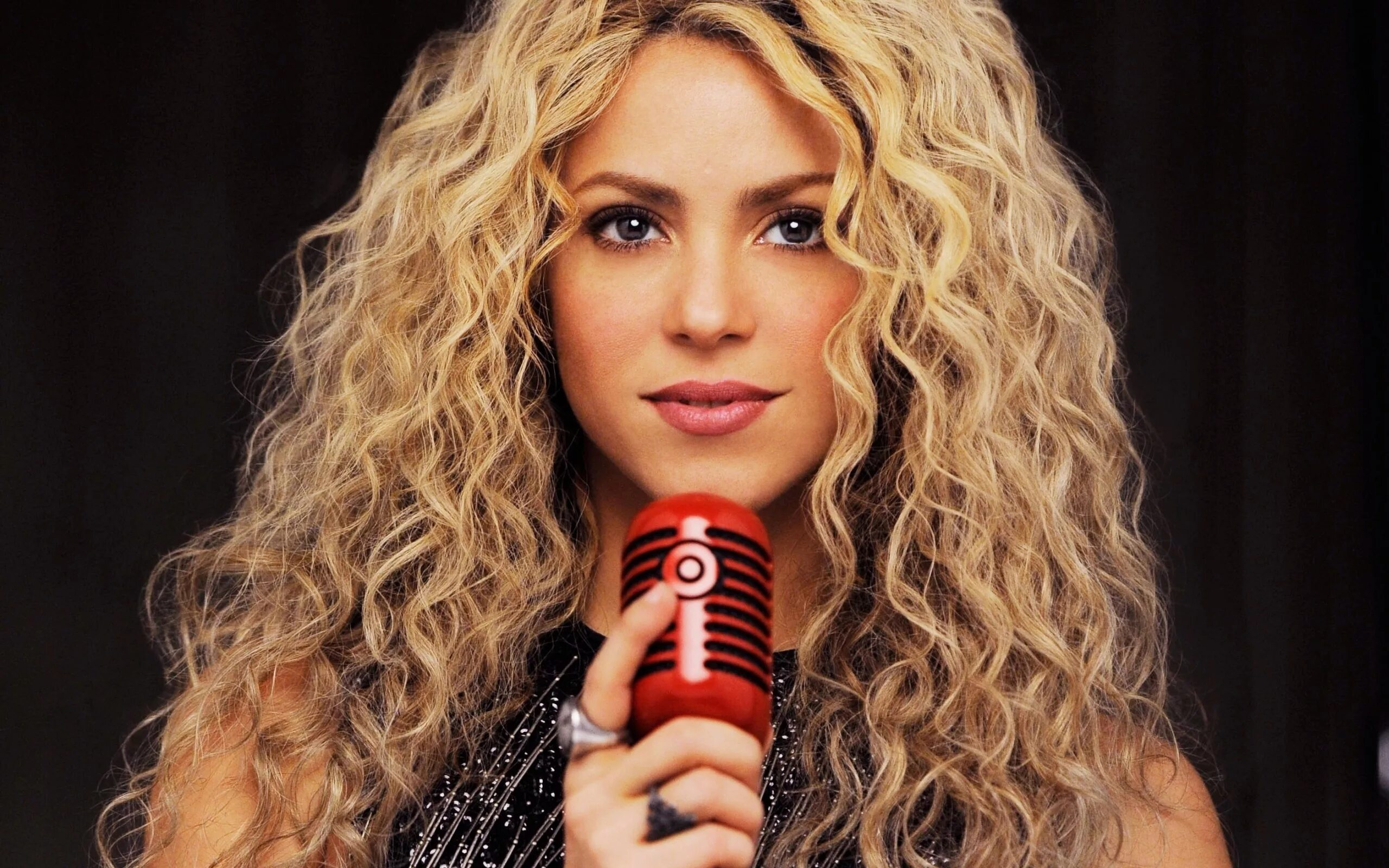 Shakira 1990. Блондинка с кудрявыми волосами