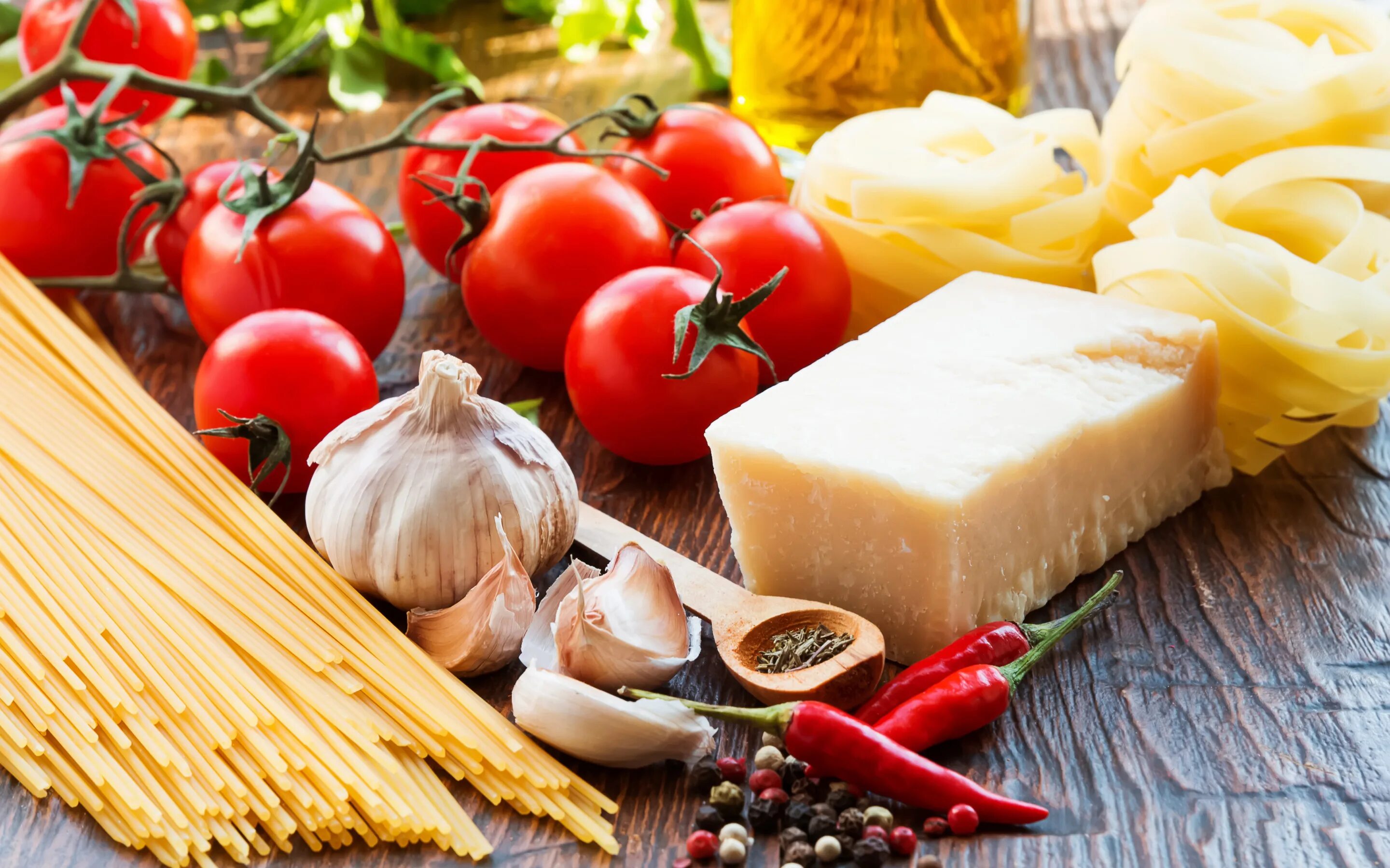 Сыр. Итальянские продукты. Продукты итальянской кухни. Сыр с овощами. Сырые продукты без масла