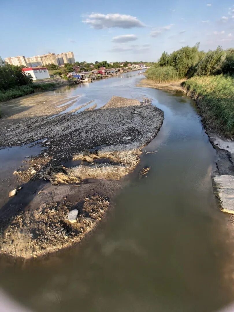 Люди перегородили реку большой плотиной вода. Перекрыли реку. Плотина перекрыла реку. Перегородить реку.