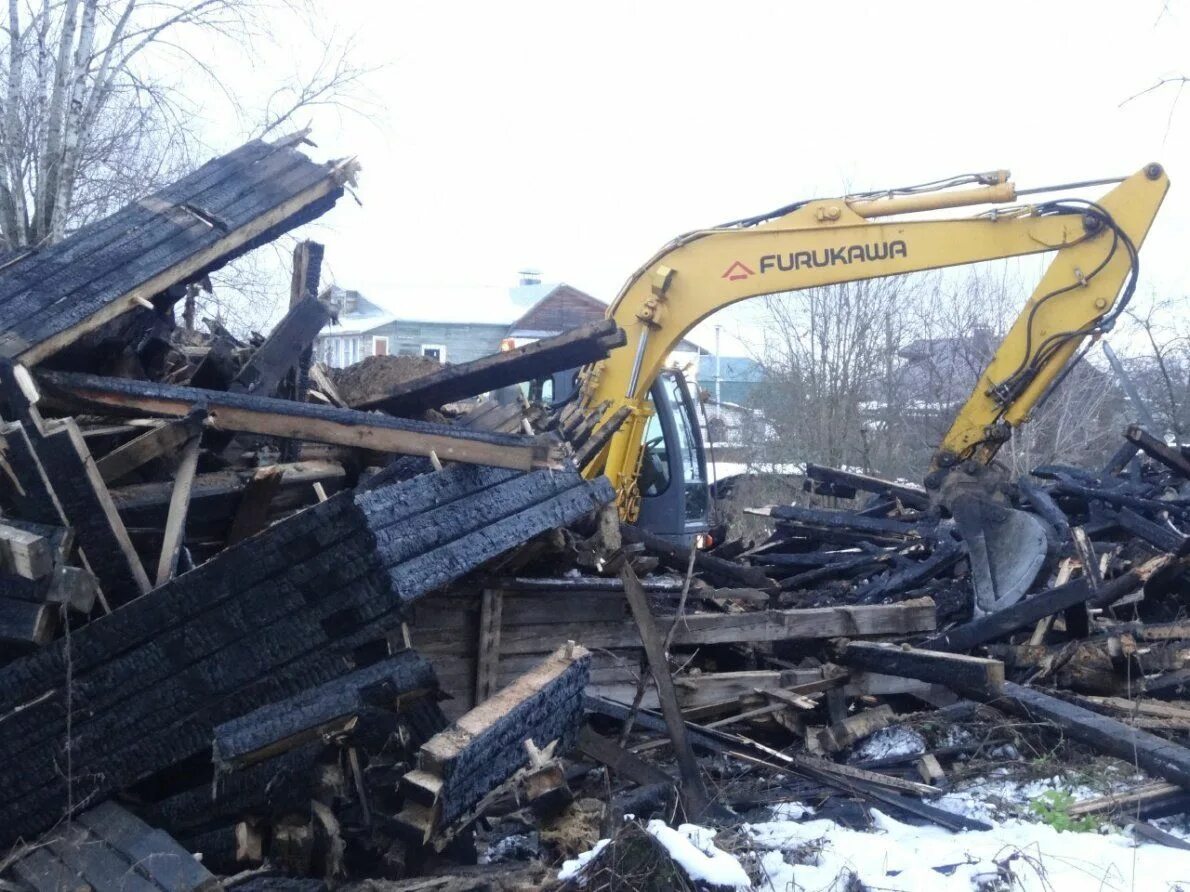 Аварийная ярославль телефон. Аварийный дом в Ярославле. Аварийное жильё г.Ярославль ул Промышленная. Аварийные дома как их сносят Ярославль.