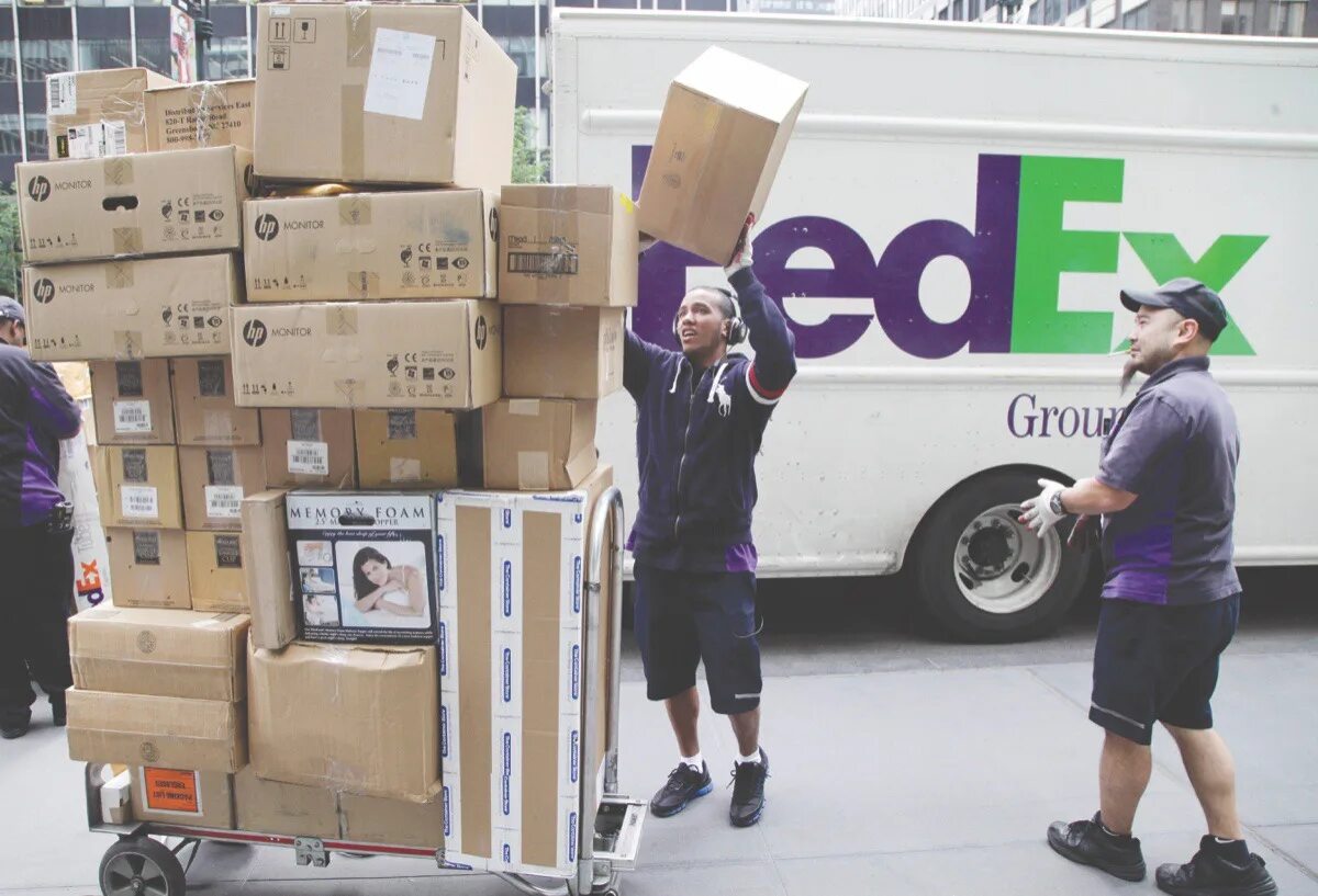 Fedex работает. Курьер федекс. компания fedex. fedex доставка. fedex фото.