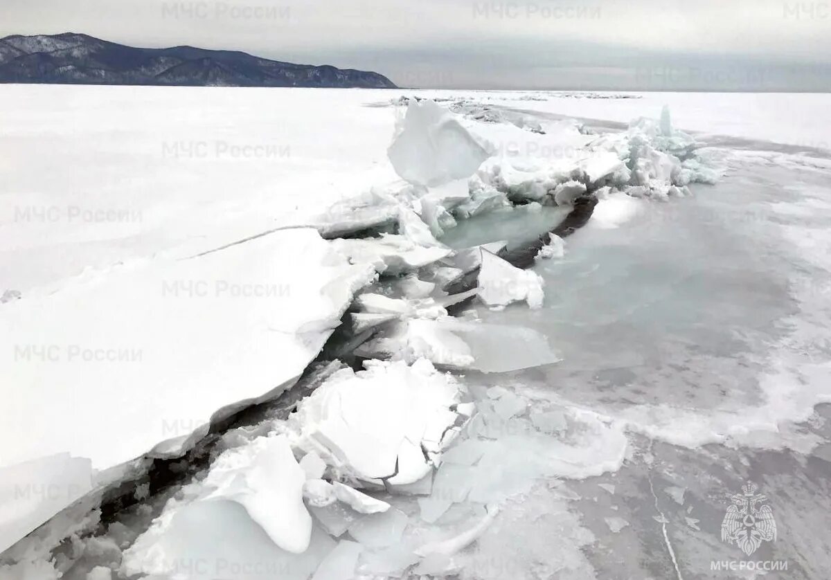 Трещина на байкале. Байкал март 2023. Лед на озере. Лед Байкала. Становая трещина на Байкале.