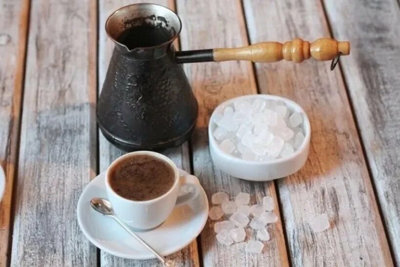 Кофе с солью. Кофе в турке. Турка для кофе. Турка и чашка кофе. Кофе с сахаром можно в пост