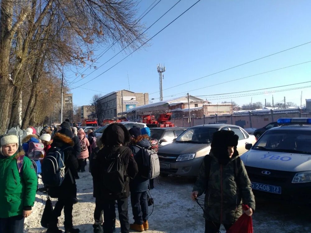 51 Школа Ульяновск звминированп. Заминирование школ в Ульяновске. Эвакуация Ульяновск. Заминирование школ сегодня в Ульяновске. Тревога в ульяновске