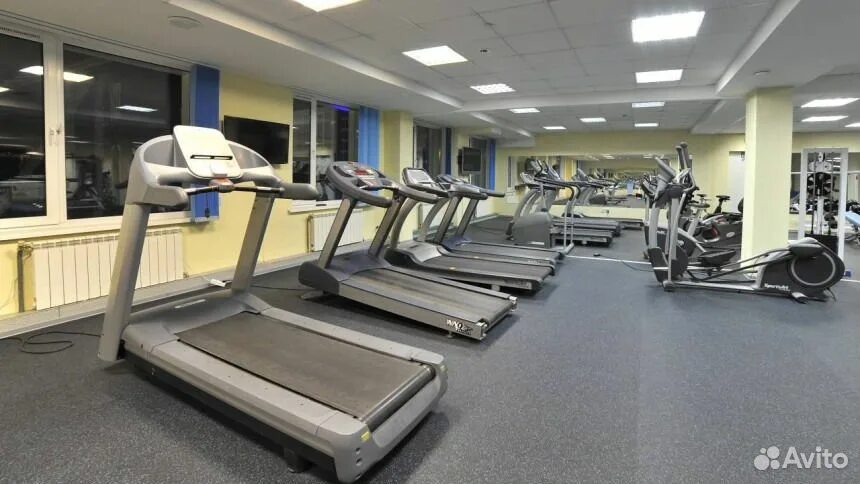 Беговая дорожка gym. Сиреневый бульвар 52а фитнес. Геоспорт тюмень бассейн. Метрофитнесс. Беговая дорожка в спортзале.