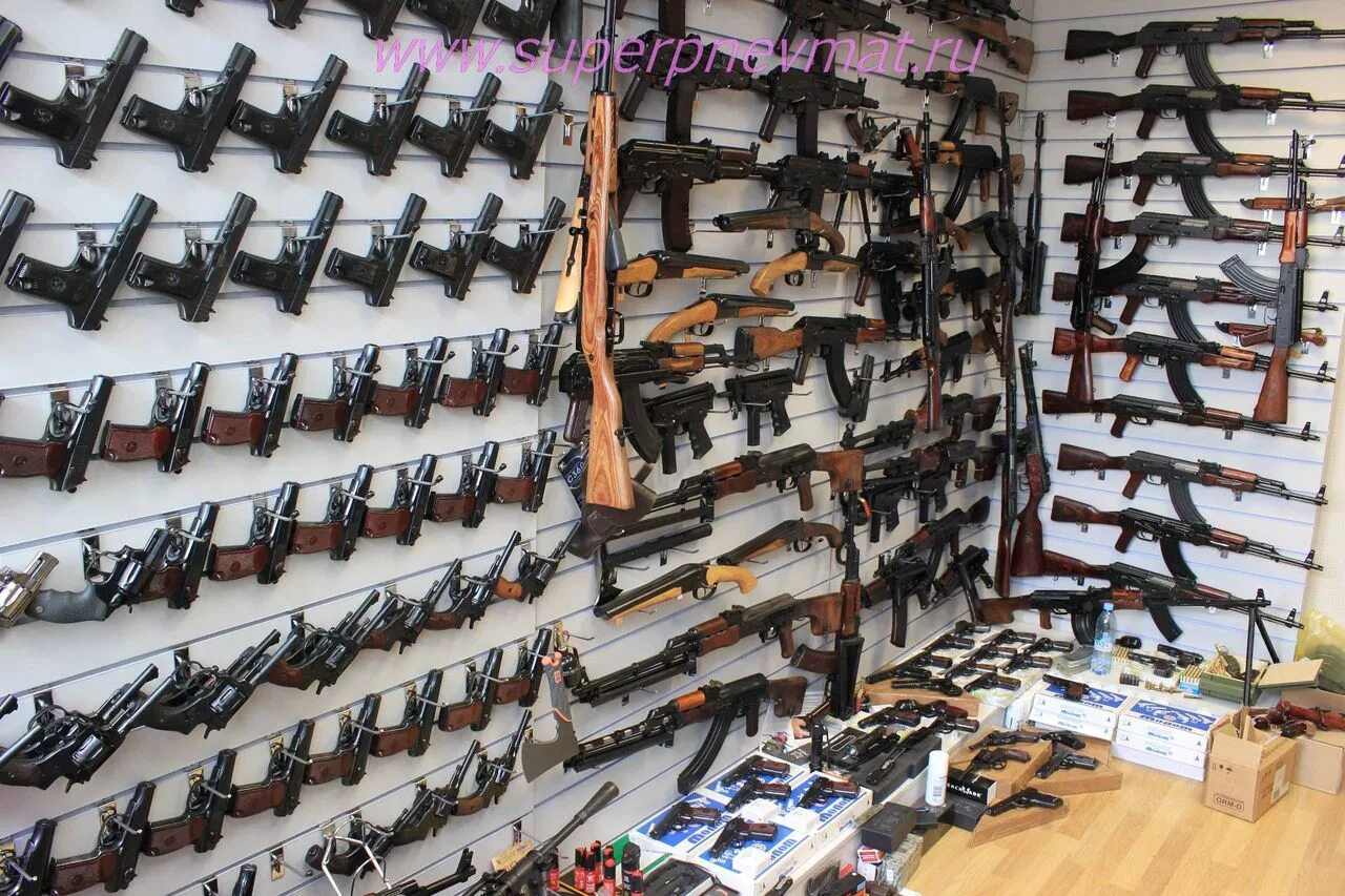 Где продают в туле. Оружейный магазин хищник Орел. Оружейный склад. Ассортимент оружия. Коллекция оружия.