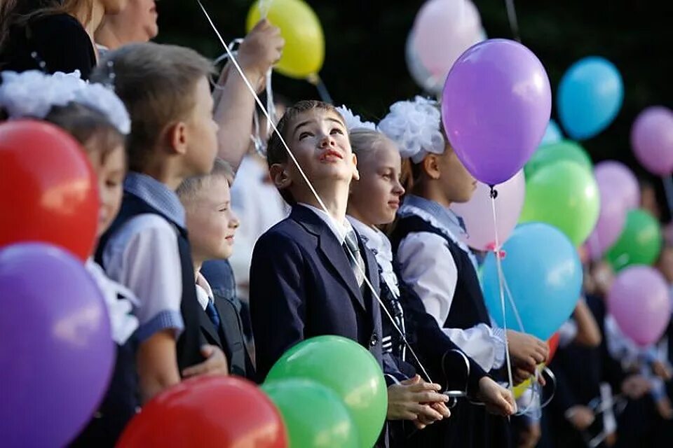 Какие выборы 1 сентября. Первоклассники с шарами. Школьники с шариками. Школьники с воздушными шарами. Шарики для первоклассницы.