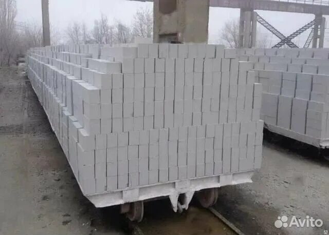 Кирпич белый силикатный. Кирпич белый поддон. Кирпич силикатный белый полуторный м125 (250х120х88 мм). Силикатный кирпич на поддоне. Поддон белого силикатного кирпича.