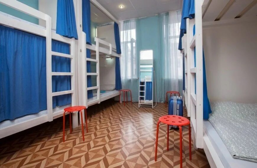 Хостелы в питере с разноцветными комнатами. Друзья хостел питер на невском. Netizen hostel санкт-петербург. Миссис хадсон хостел санкт-петербург. Отель хостлсанкт-петербург.