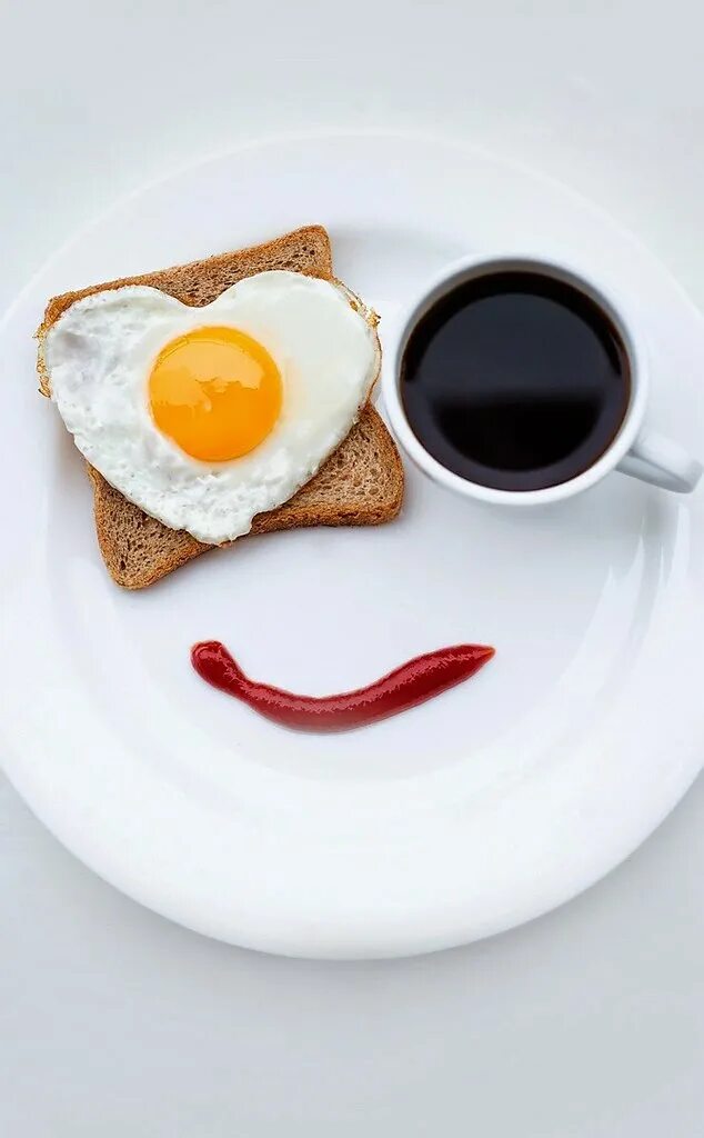 Включи станцию на утро. Завтрак с надписью доброе утро. С добрым утром 7 февраля. Доброе утро мужу прикольные ржачные. Завтрак с надписью доброе утро смешные.