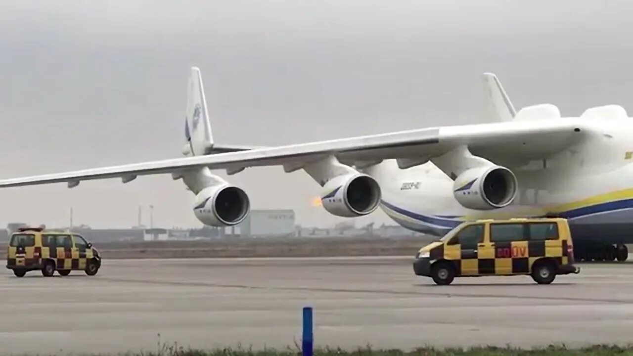Грузовой самолёт мрия. Самый большой самолет в мире видео. Ан 124 в молдове. Ан-225 мрия. 747-8 cargo.