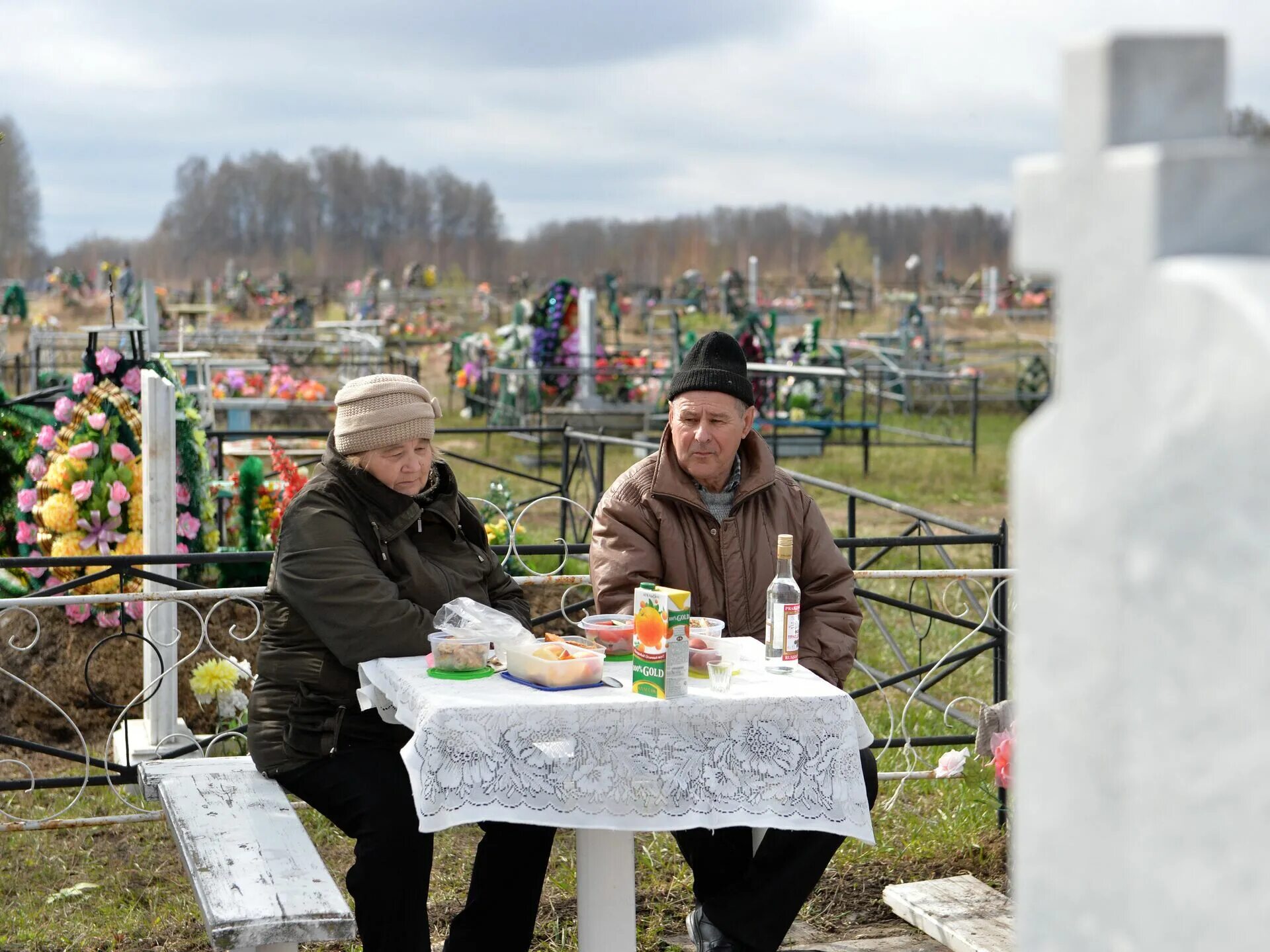 Поминки на кладбище. Застолье на кладбище. Поминки на кладбище на Пасху. Ходятди на Пасху на кладбище.