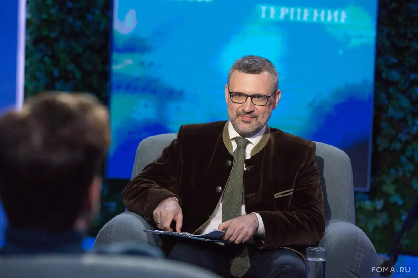 Ведущий ржет. Ведущий ржет