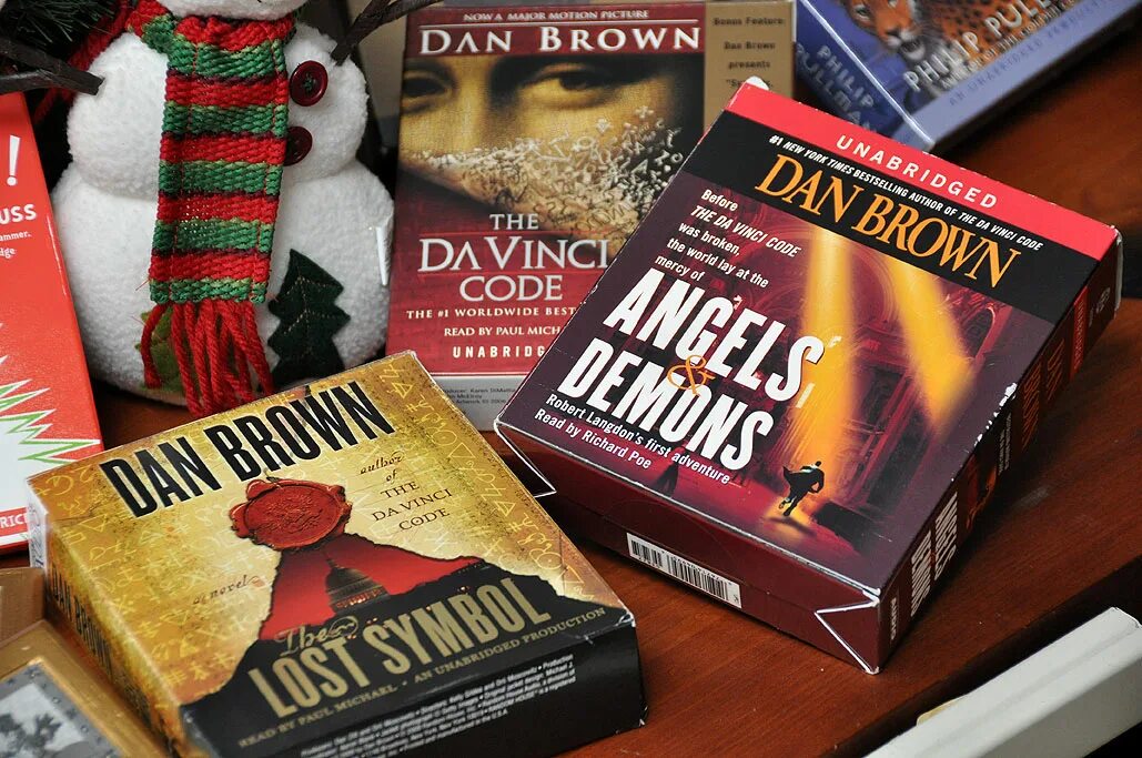 Brown books. Dan brown books. дэн браун книги. дэн браун книги про лэнгдона. дом дэна брауна.