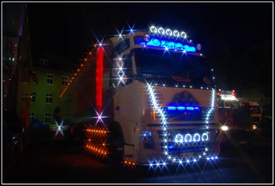 Подсветка даф. Подсветка вольво fh. вольво fh12 ночью диоды. daf 105 подсветка. подсветка грузовика.