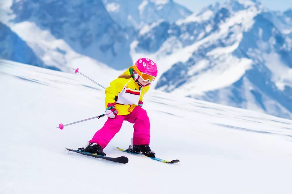 Горнолыжный спорт дети. Горные лыжи спорт дети. Маленькие дети на горных лыжах. Зимний спорт для детей лыжи.