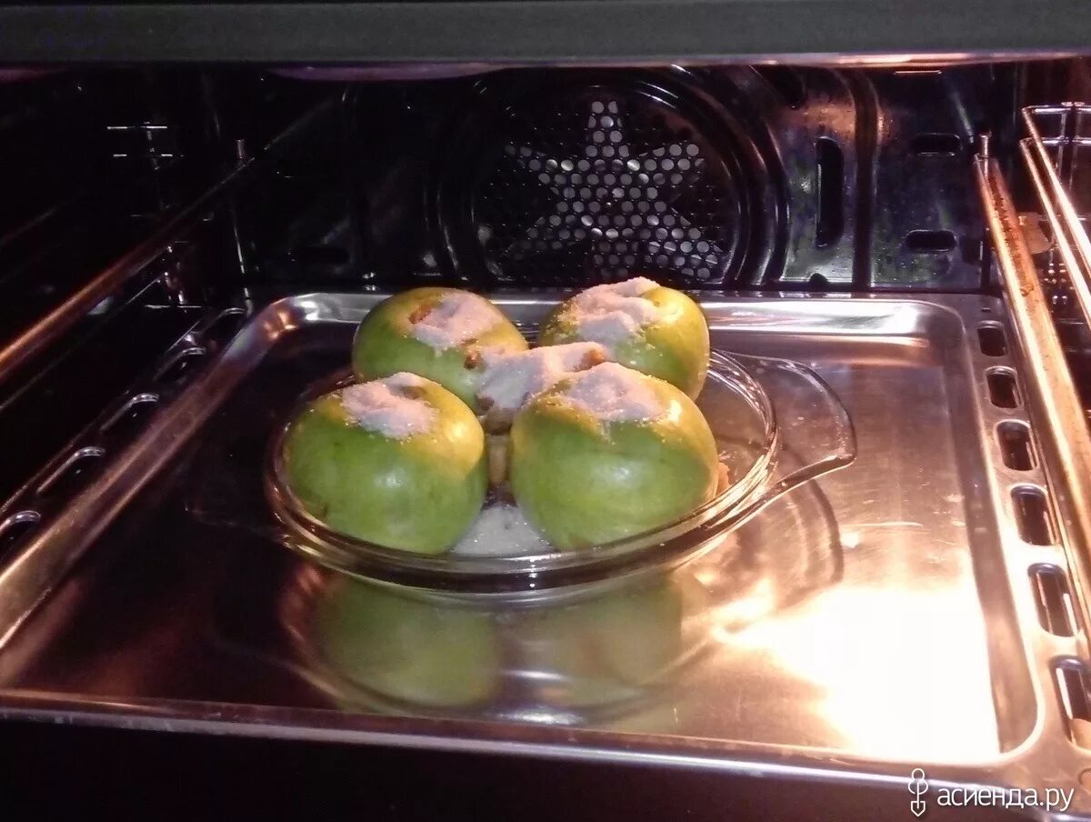 Яблоки в духовке сколько минут. Яблоки в духовке. Запеченное зеленое яблоко в духовке. Электрошкаф для запекания яблок. Яблоки для запекания.