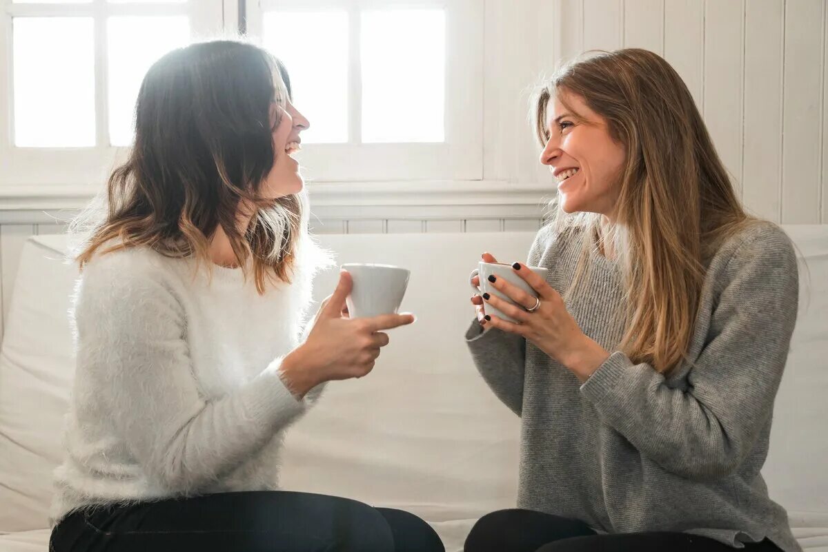 Девушки разговаривают дома. Разговор двух подруг. Выгода подруге. Парень общается с подругами что делать. Подруга утешает.