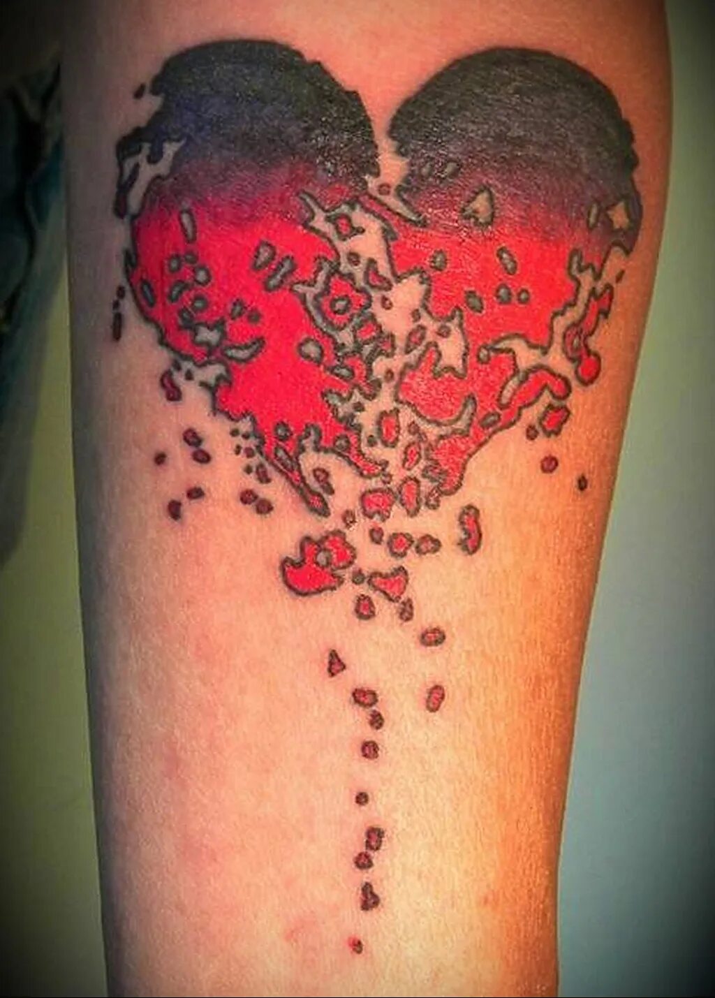 Татуировка разбитое сердце. Тату сердце. Тату в виде сердца. Тату о разбитом сердце. Татуировка разбитое сердце.
