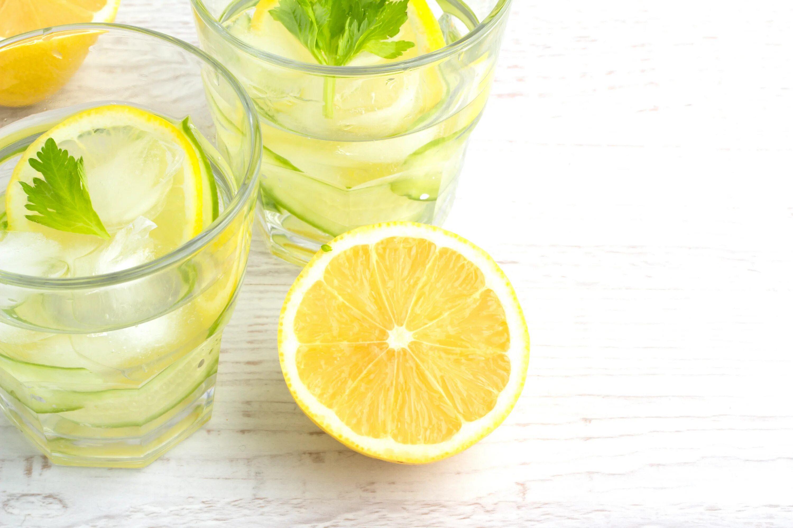 Лимонная вода. Вода с лимоном. Стакан с лимоном. Симунная вода.