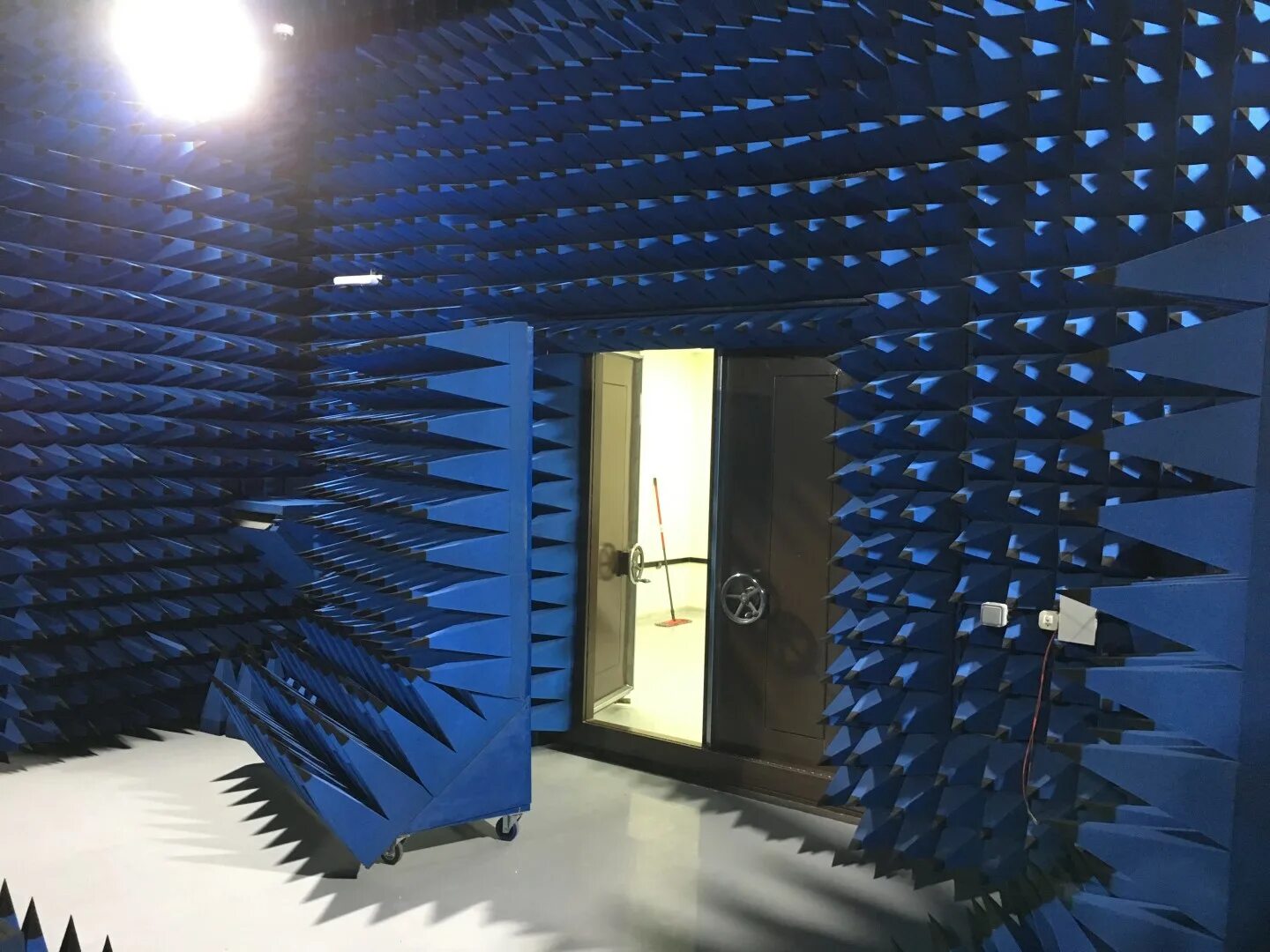 Экранирование шума схема. Экранирование источников. Экранирование рабочего места. Защита от эми излучения. Экранирование рабочего места.