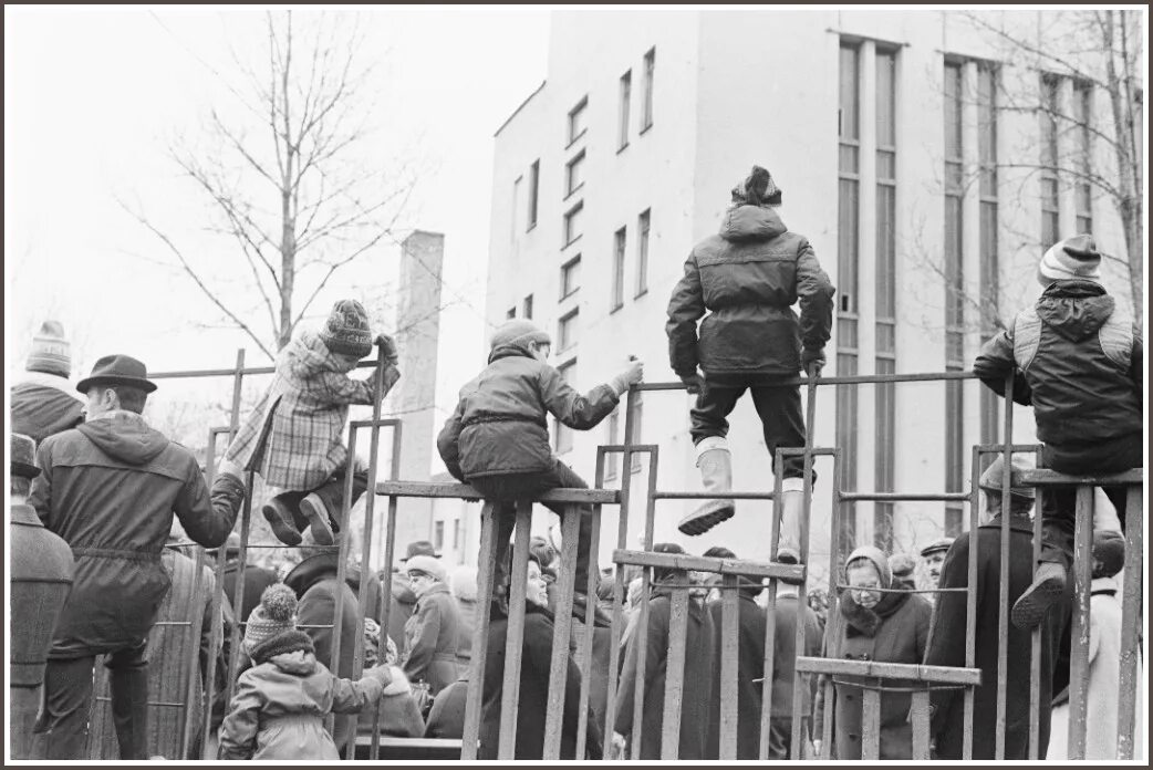 Воспоминания советских времен. Советские воспоминания. Советские воспоминания из детства. Забор для детей. Детская очередь в СССР.