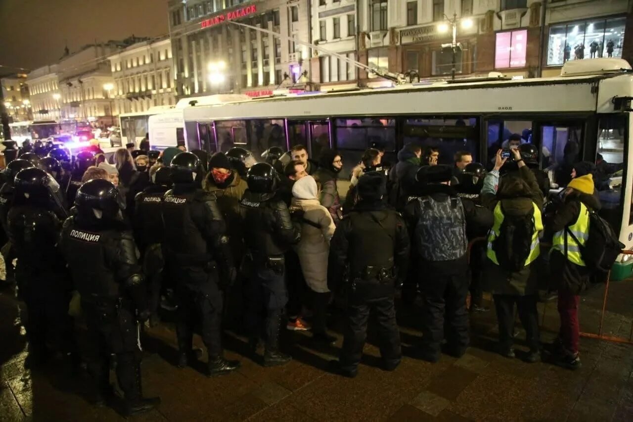 Питер последние новости на сегодня. Очередь в автозак. Сейчас в Петербурге события. Новости СПБ. Ситуация в Питере сейчас.