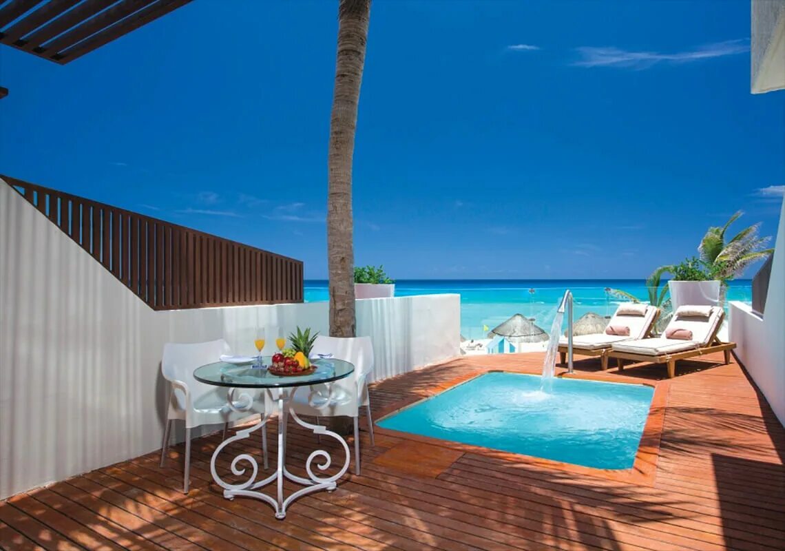 Канкун residental Emerald & Spa. Канкун отели с бассейнами. Канкун море вид из отеля. Отель в Мексике с бассейном у моря. Pool now
