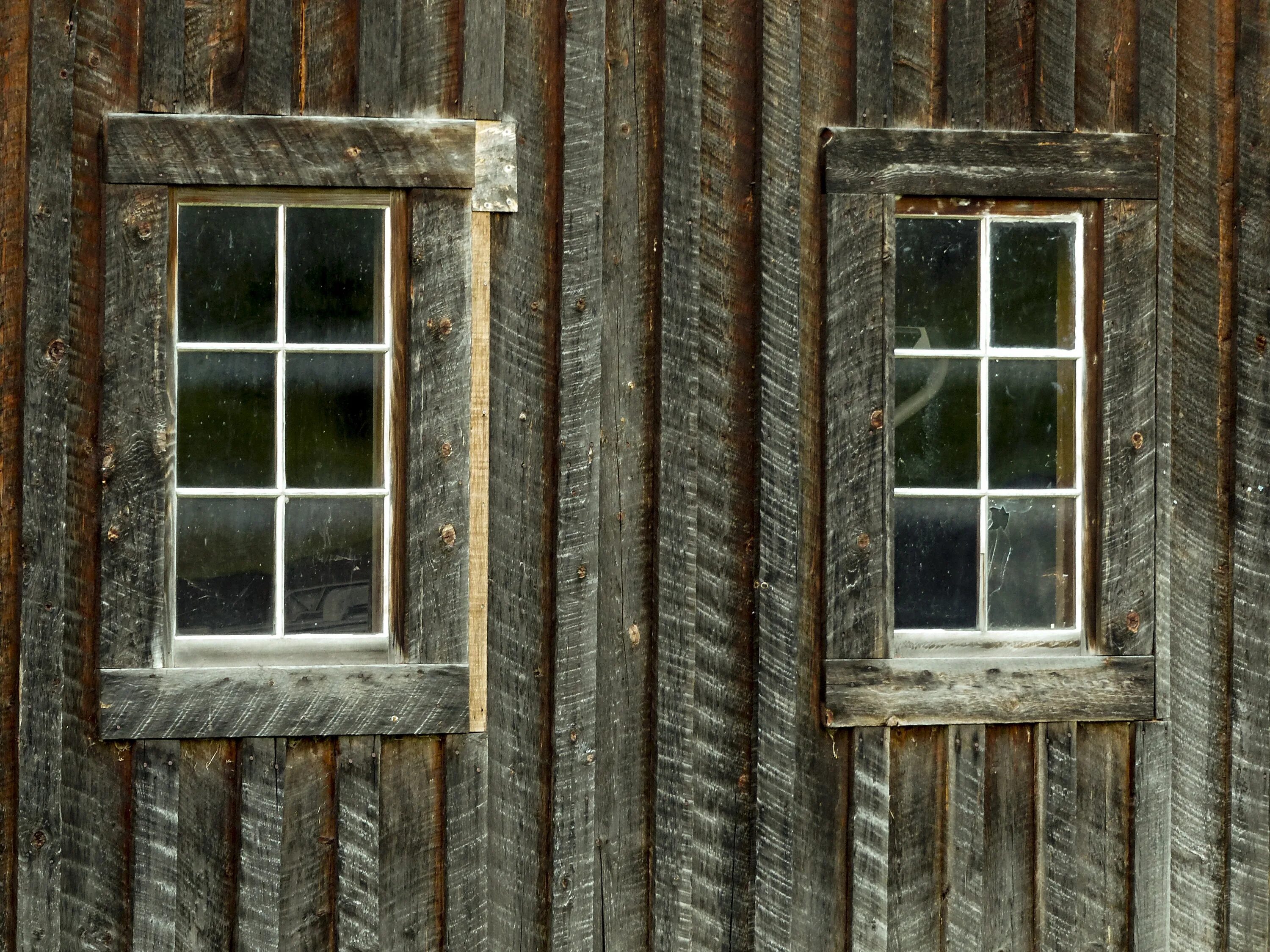 Старинные окна. У окна. Старая оконная рама. Окно деревянное старинное. Пластиковые окна в старых домах