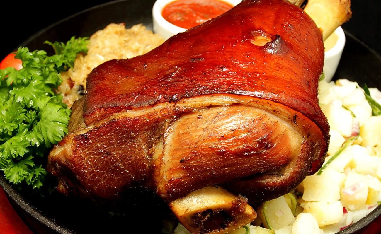 рулька классический рецепт. рулька вепрево колено. рулька свиная запеченная. свиная рулька по чешски. свиная рулька.