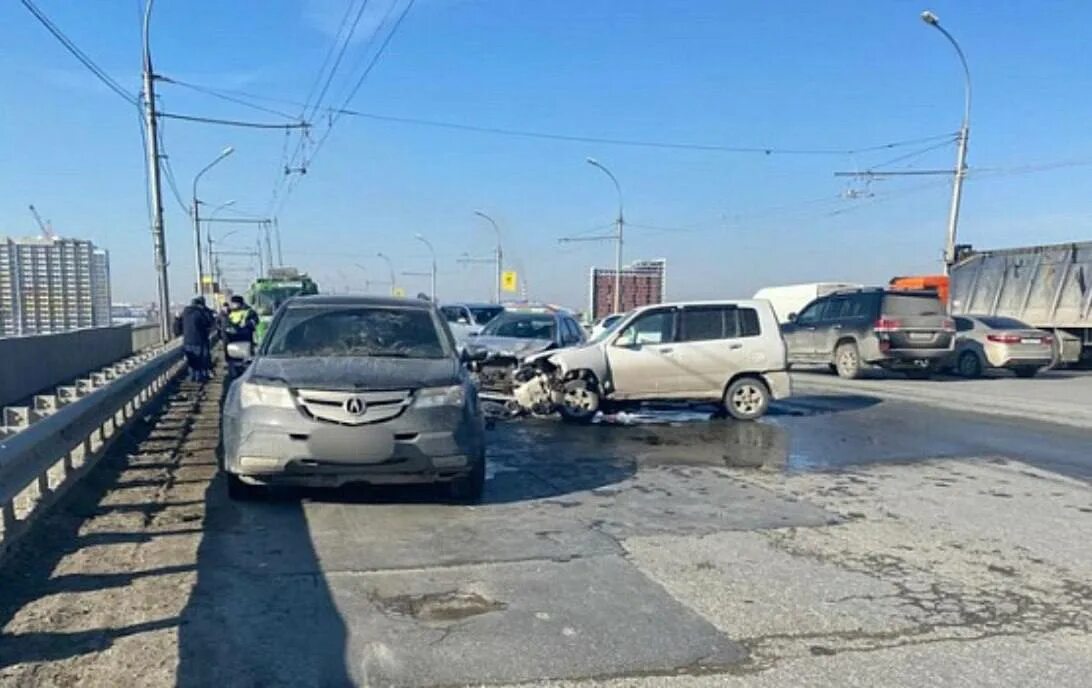 Почему 20 апреля. Мост в машине. Новосибирск апрель 2023. Авария на мосту 20 апреля.