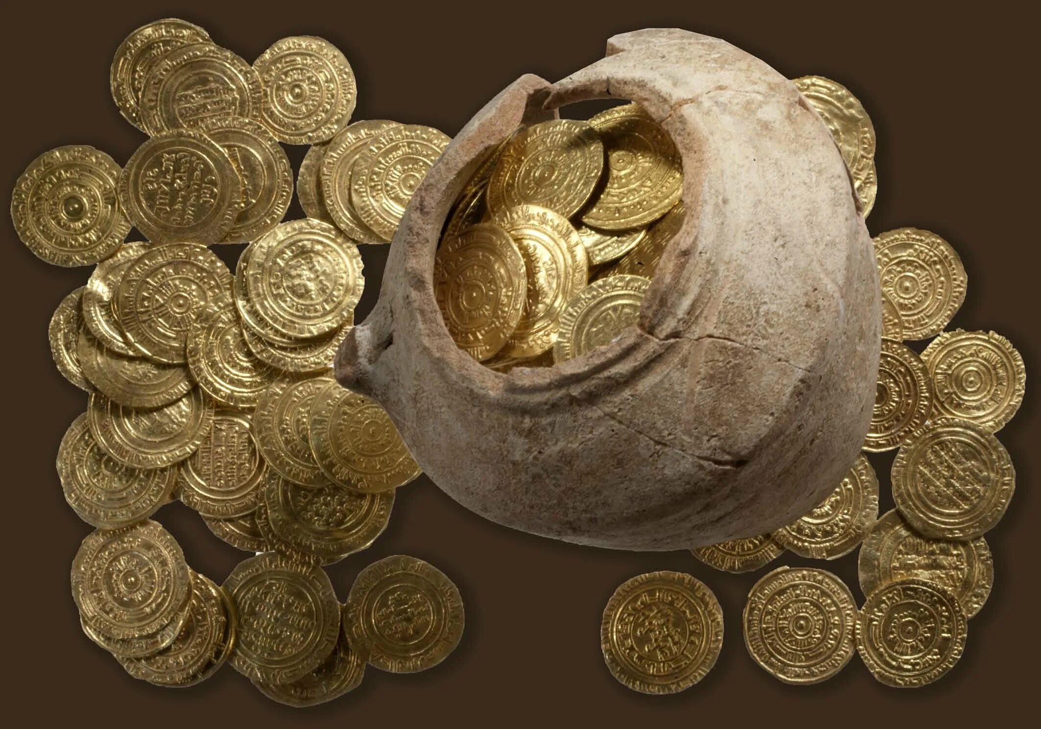 Золото кладоискателей. Монеты древний Рим клад. Горшок с золотыми монетами клад. Монета Золотая. Античные золотые монеты.