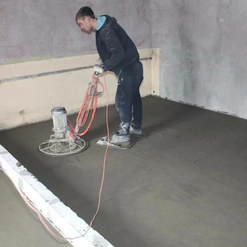 Механизированная стяжка пола. Механизированная стяжка пола в квартире. Цементно песчаная стяжка стен. Заливка полусухой стяжки. Механизированная стяжка пола.