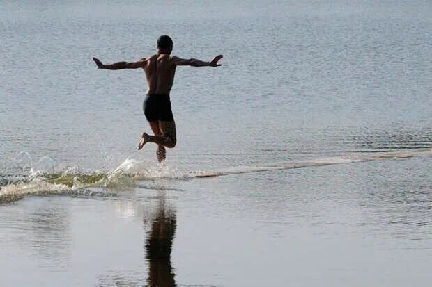 Человек бежит по воде. Монах бежит по воде. Бег по воде. По водой