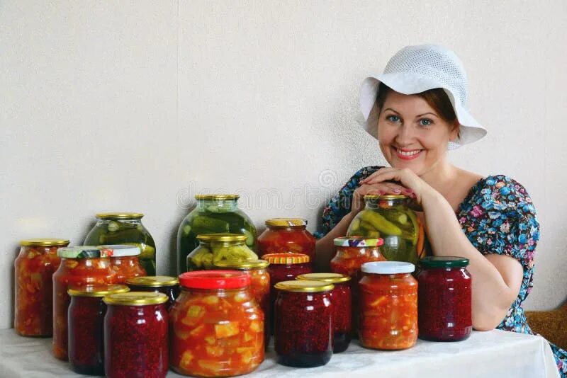 В консервах бабы. Советские женщины делают заготовки на зиму. Женщины консервы. Canned food woman. Женщина магазин консервы.