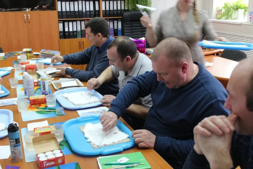 беседа родителей с учителем. родительское собрание в саду. родительское собрание в школе. родители учеников. педагог и родитель.