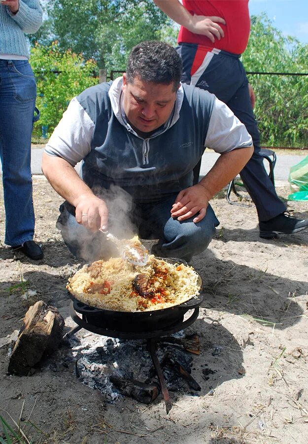 Плов шашлык. Плов и шашлык. плов шашлык на природе. выездной шашлык плов. шашлыки и плов на костре.