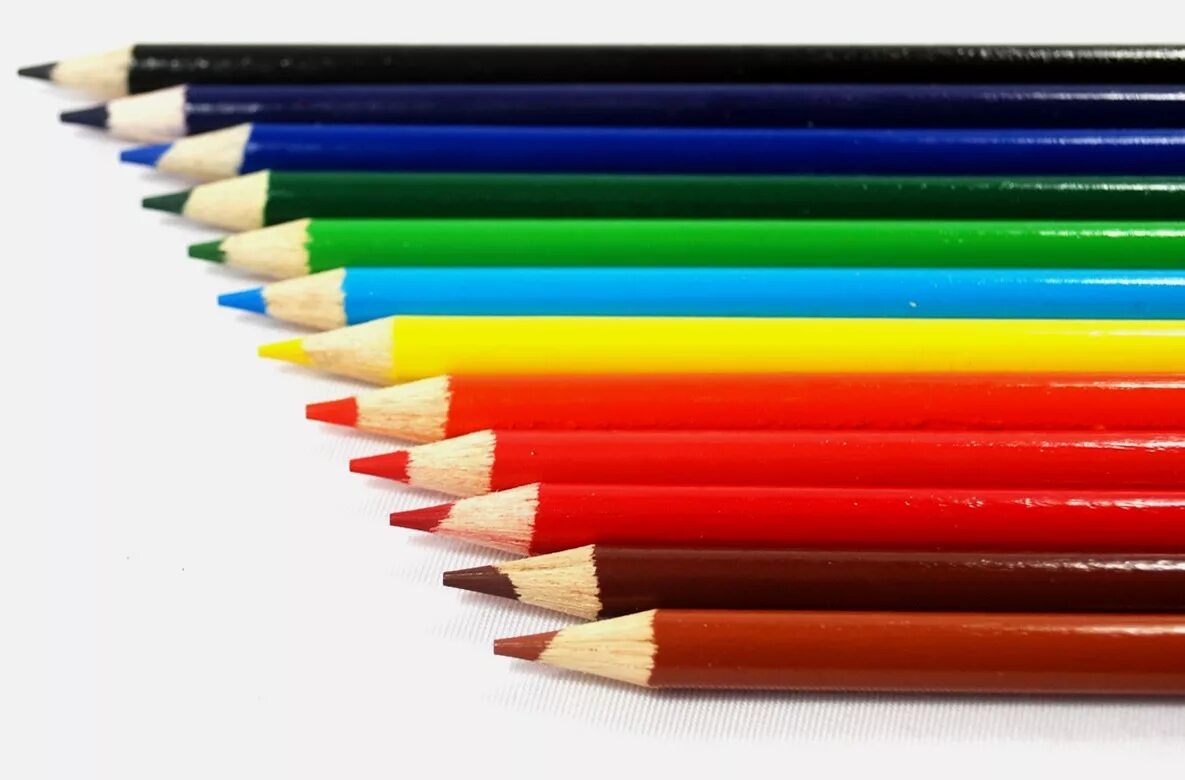 9 Карандашом. Одноцветные карандаши. Надпись coloured Pencils. Цветные карандаши в разброс. Used pencil