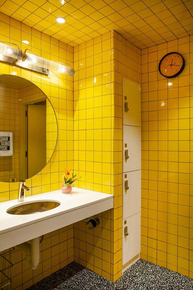 Желтая плитка купить. Желтая ванная. Желтая плитка для ванной комнаты. Желтая ванная комната. Ванная комната в желтом цвете.
