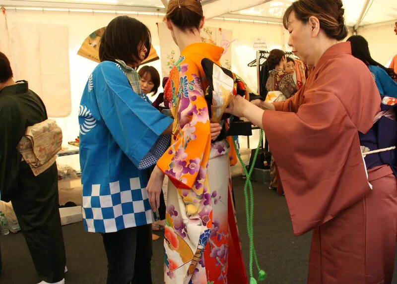 Кимоно из простыни. Как надевать кимоно. Кимоно женское из простыни. Как надевать кимоно. Как завязывать хакаму в айкидо.