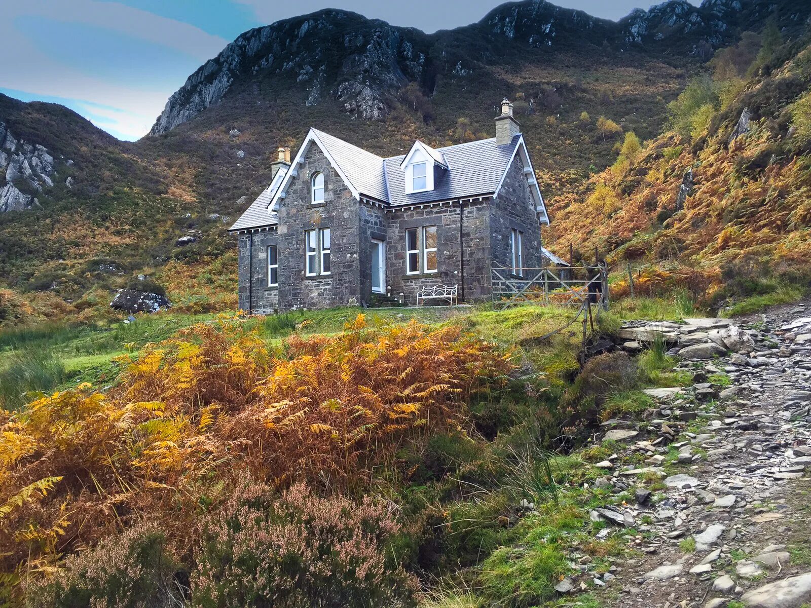 People live in scotland. Поместье Ardverikie Шотландия. Фермерский дом Шотландия хайленд. Холландстаун Шотландия.