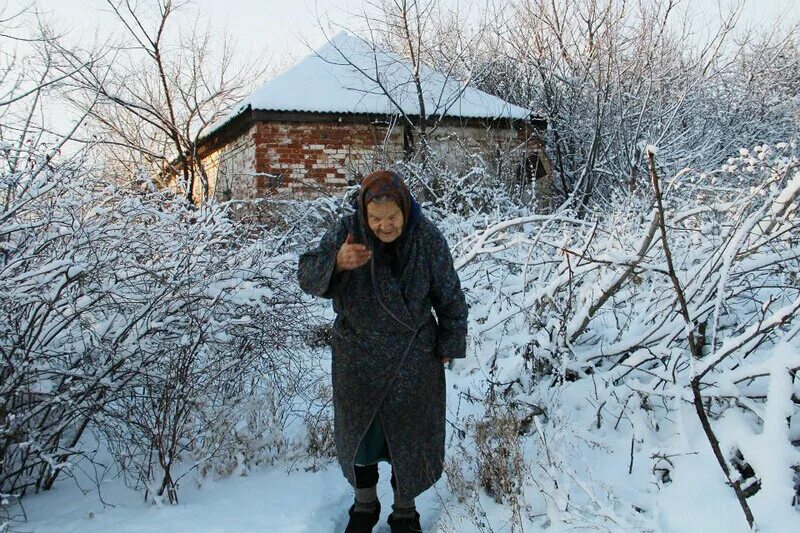 Бабушка можно к тебе приехать пожить 131. Зимняя деревня у бабушки. Деревенская бабушка зимой. Бабушка на улице зимой. Пожилая женщина на улице зима.