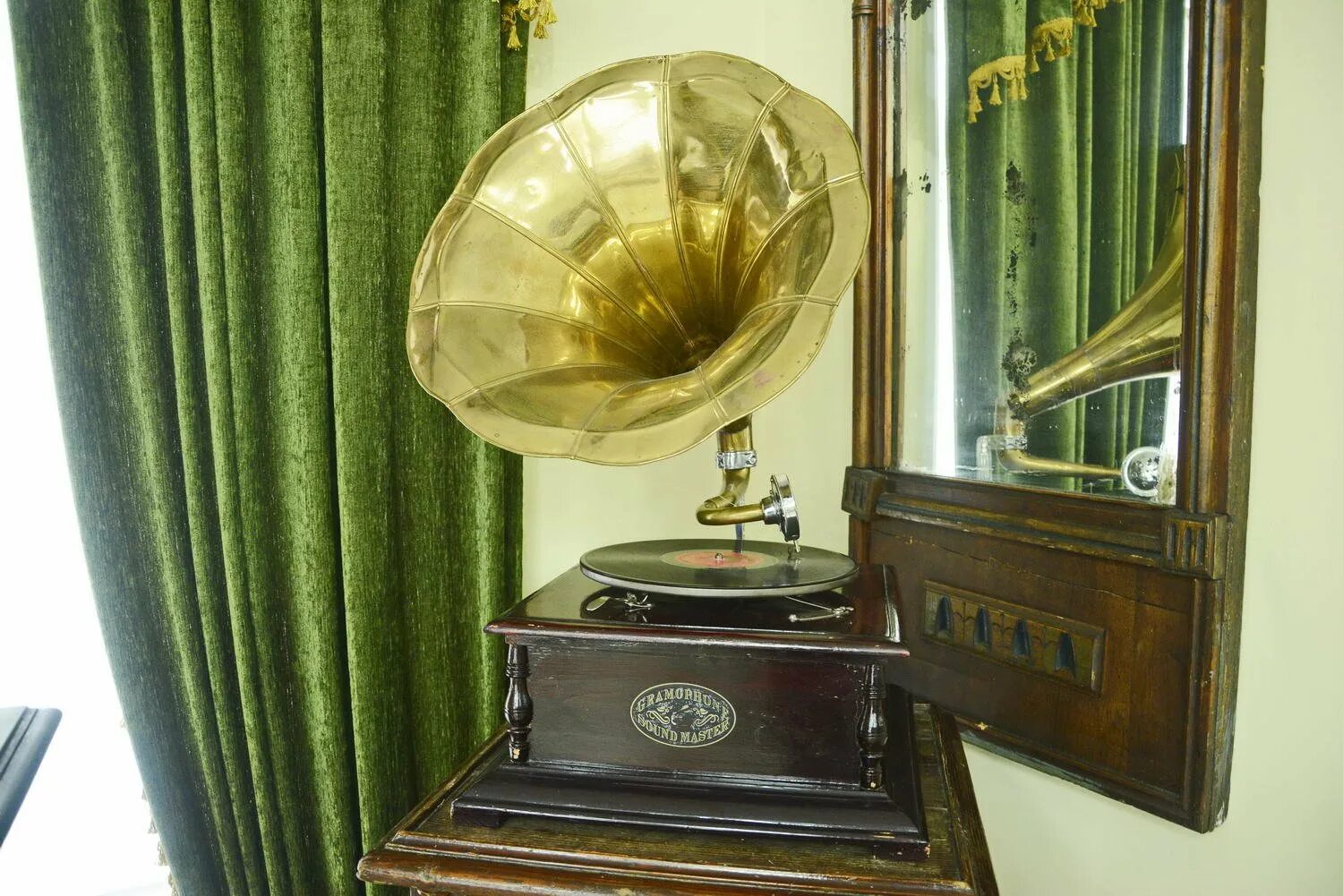 Патефон his Master's Voice. His Masters Voice граммофон. Граммофон HMV. Патефон HMV 102. Авель граммофон