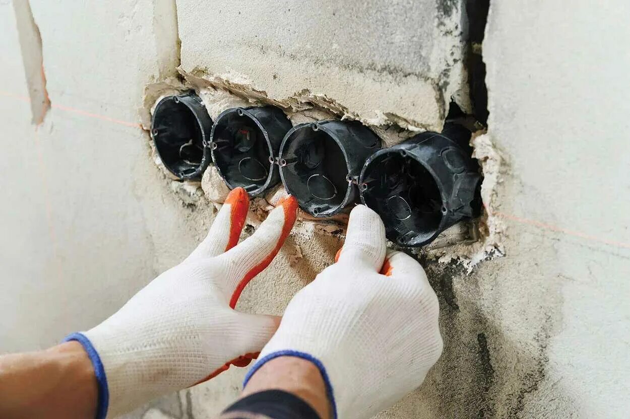 Как поставить розетку в стену