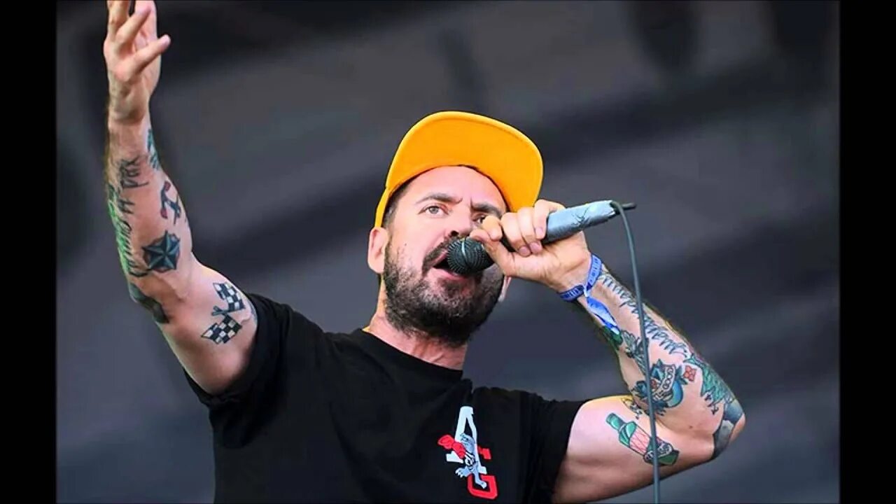 Солист группы ляпис трубецкой. Ляпис 12. 12 обезьян ляпис трубецкой. Ляпис трубецкой татуировки. 12 обезьян ляпис трубецкой.