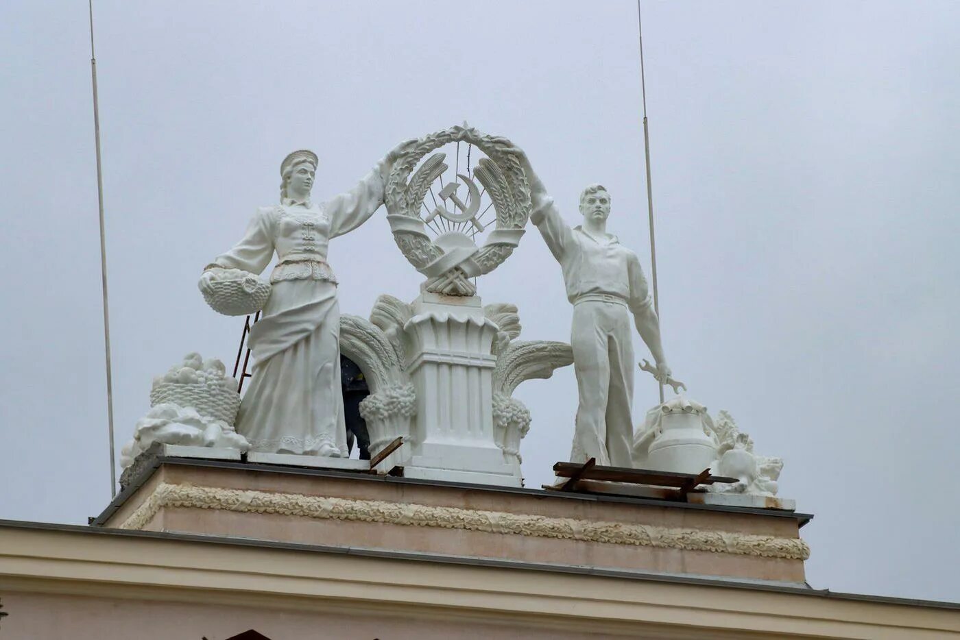 Павильон химия на ВДНХ. Скульптуры на павильонах ВДНХ. ВДНХ статуя. Скульптура колхозница.